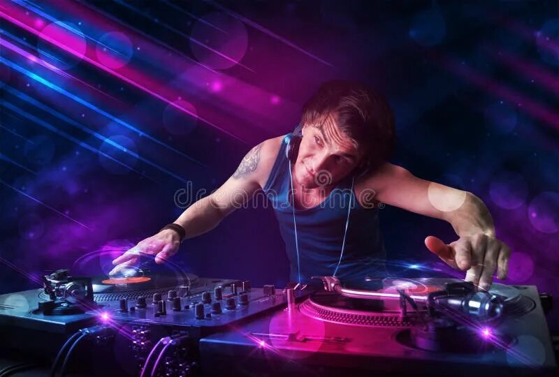 Диджей на котором играют. Маленький диджей. Диджей аурика фототоплес. Dj younger. Джефф слейд.