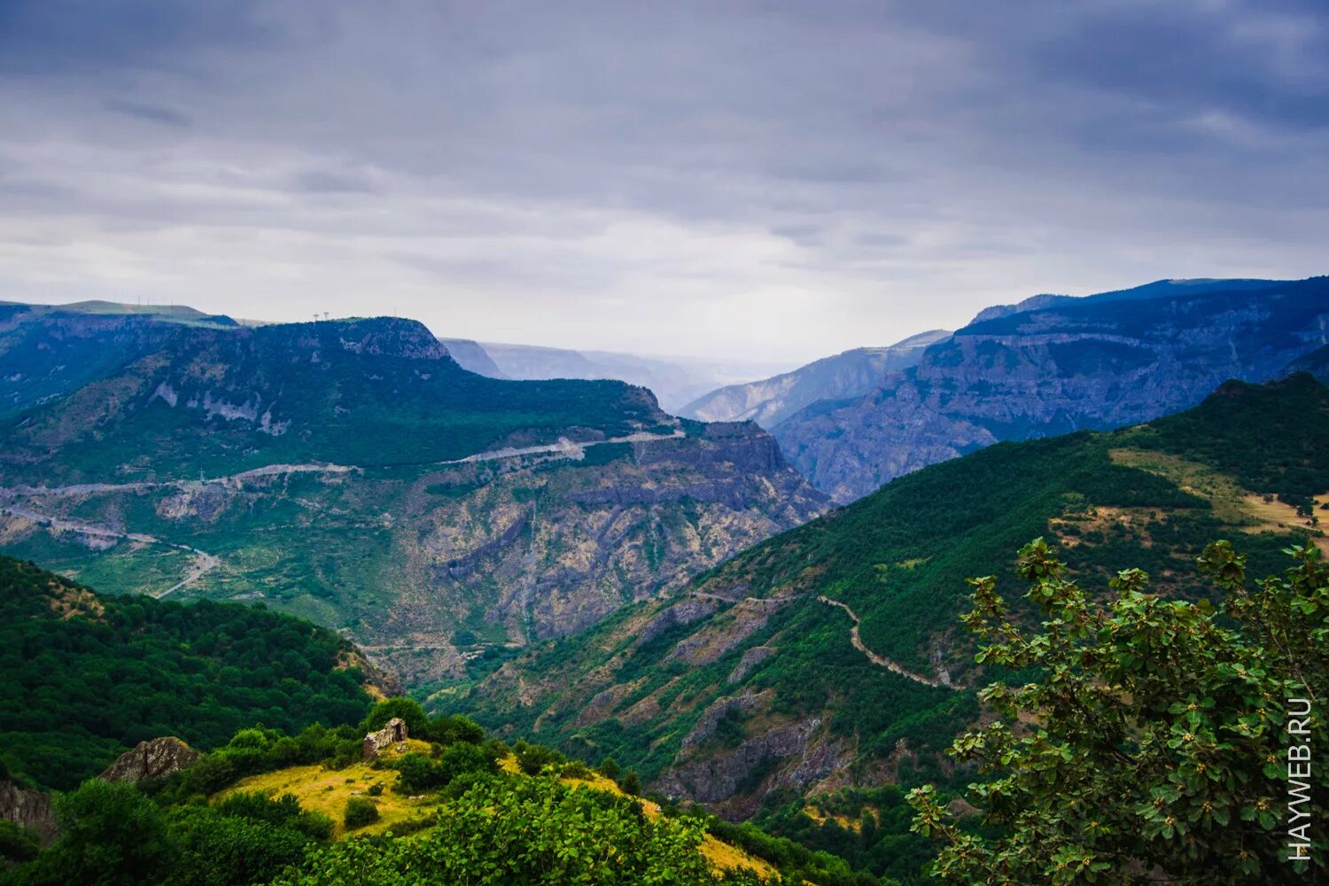Сюникская область. Монастырь татевский мец анапат. Сюник татев горы. Татевская пустынь армения. Воротанское ущелье армения.