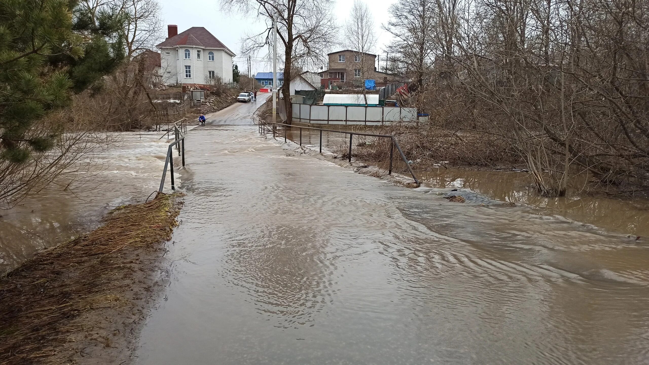 Подъем уровня воды в реке. Калуга затопление. Разлив реки в Калуге. Яченка Калуга. Калуга мост.