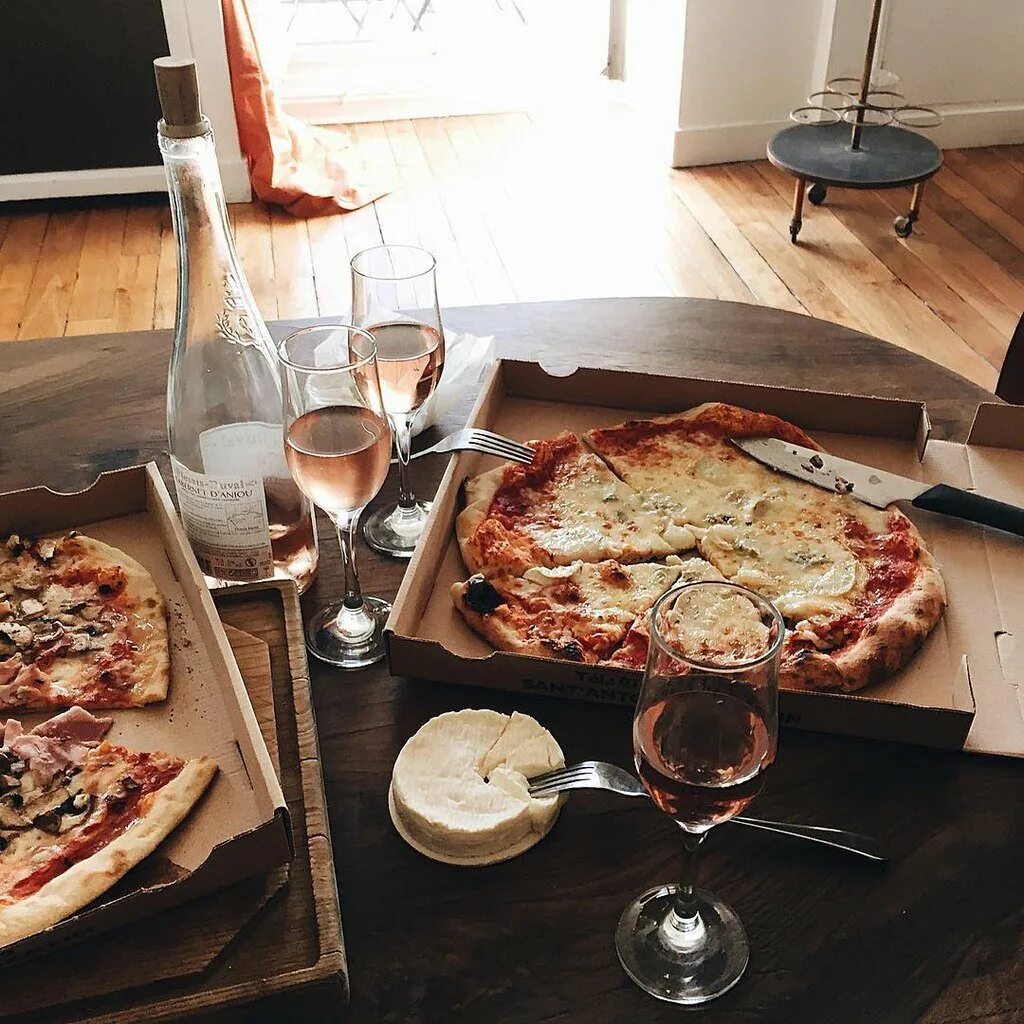 Пицца на ужин. Ужин на столе. Стол с едой. Романтический ужин с пиццей. Красивый ужин.