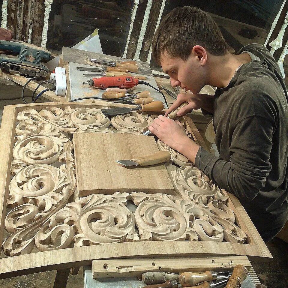 Домашняя работа по дереву. Резьба по дереву мужчина. Резьба по дереву столяр. Резьба по дереву мастер класс. Место резчика по дереву.