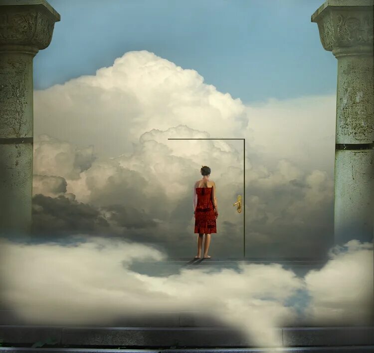 Мир раздумий. Дверь в облаках. Она весь мир. Великая в реальности.