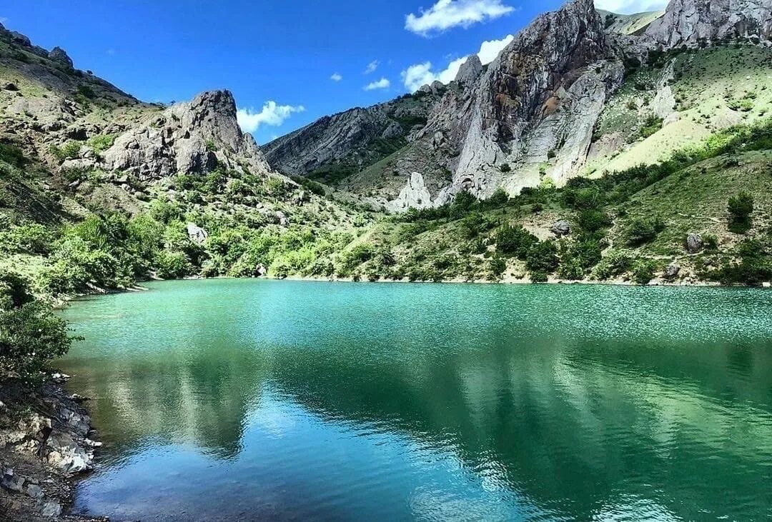 Зеленогорье в крыму. Горное озеро Панагия Крым. Озеро Панагия (Крым, Зеленогорье). Горное озеро в Зеленогорье Крым. Озеро Панагия в Зеленогорье.