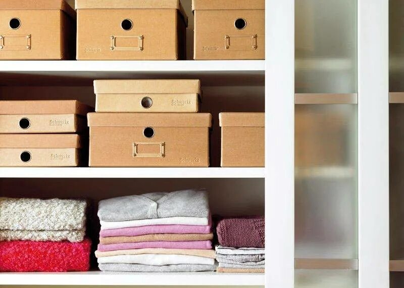 Стеллаж с коробками. Стеллаж с коробками для хранения. Плетеные корзины для хранения. Коробки для стеллажа. Полки для хранения.