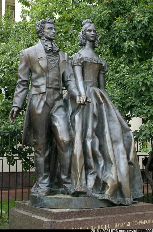 Памятник александру пушкину и наталье гончаровой. Памятник пушкину и наталье гончаровой в москве. Памятник пушкину и гончаровой на арбате. Памятник пушкину и наталье гончаровой на арбате. Памятник пушкина и гончаровой на арбате.