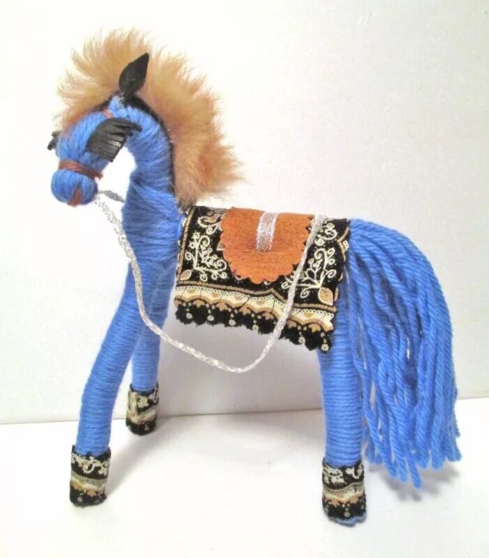Вязаная кукла с лошадью. Мастер класс лошадка. Мягкая игрушка лошадь синяя. Конь синий костюм.