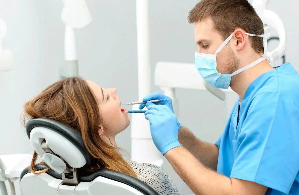Исследование ротовой полости. Стоматолог. Осмотр стоматолога. Стоматолог и пациент. Сайт стоматологии.
