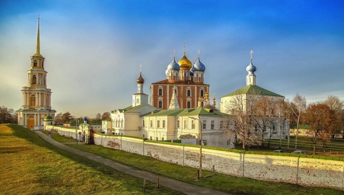 Рязань информация о городе. Рязанский кремль рязань. купола рязанского кремля. рязань кремль панорама. памятник в кремле рязани.