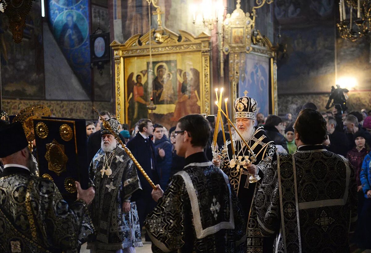 Свято-троицкая сергиева лавра литургия. Епархия дмитровского района московской области официальный сайт. Крипта успенского собора троице-сергиевой лавры. Крипта успенского собора троице-сергиевой лавры. Литургия свято троицкой сергиевой лавры.