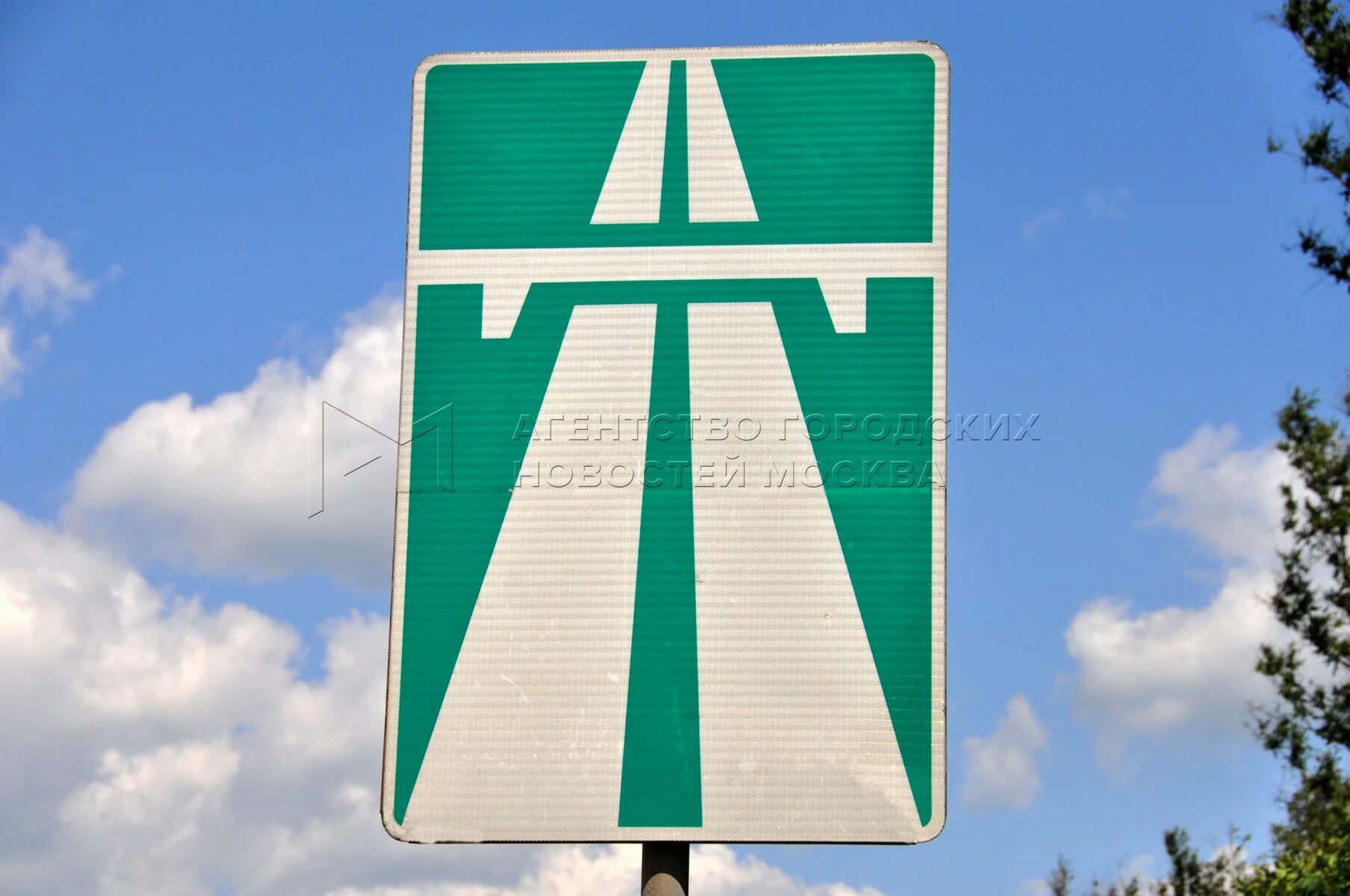 Дорожный знак эстакада. Табличка на эстакаду. Дорожные знаки путепровод. Зелёный знак эстакады.