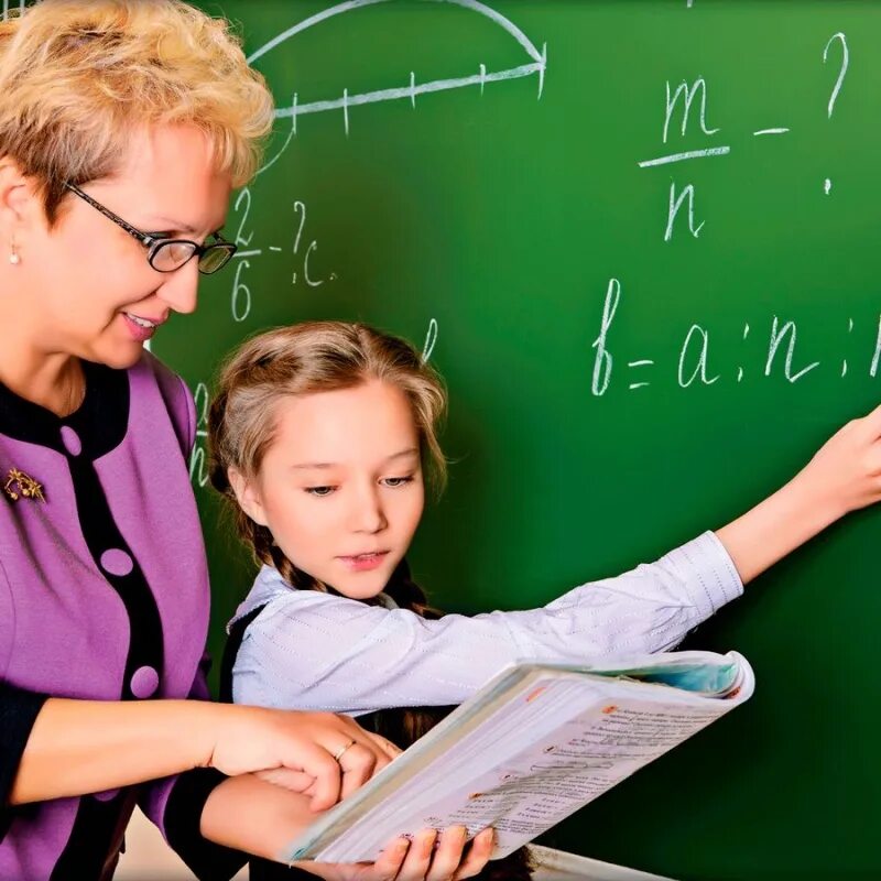 Учительница по слогам. Девушка учитель. Учительница по слогам. Женщина учитель. Уроки тётушки совы азбука.