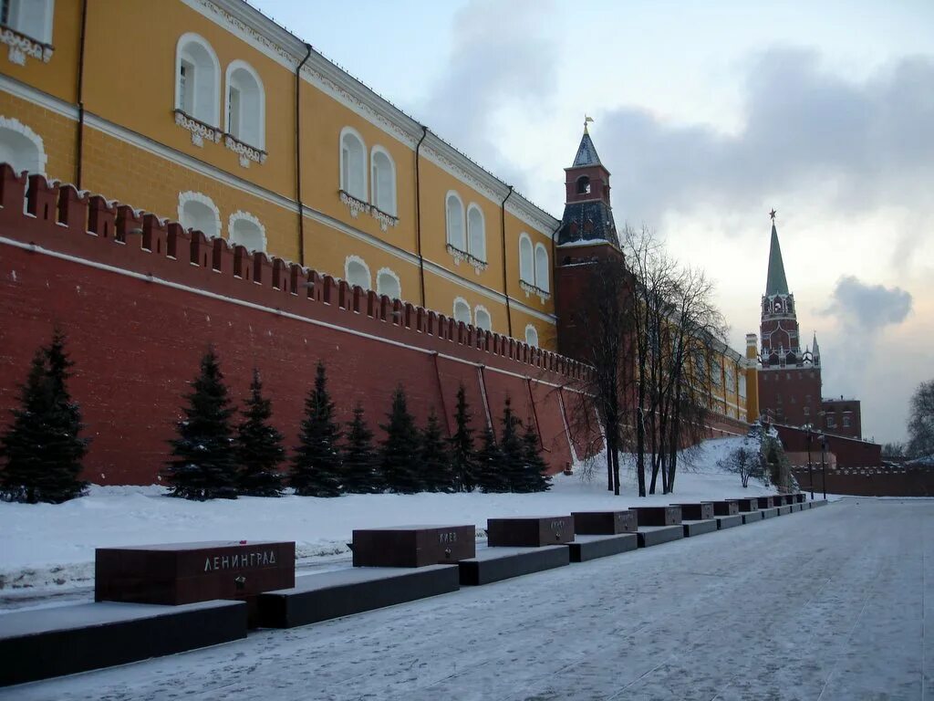 священная земля где. священная земля где. наша великая вера их примитивные суеверия. города герои у кремлёвской стены. их варварская пустыня.