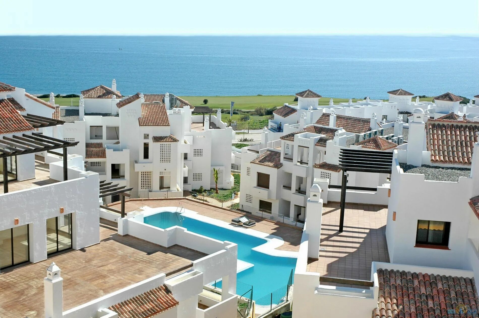 Недвижимость в Испании. Жилье в Испании. Испанские дома на побережье. Домик в Испании у моря.