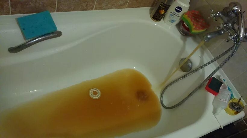 В дом перестала идти вода. Ржавая вода. грязная вода из крана. ржавая вода из крана. рыжая вода из крана.