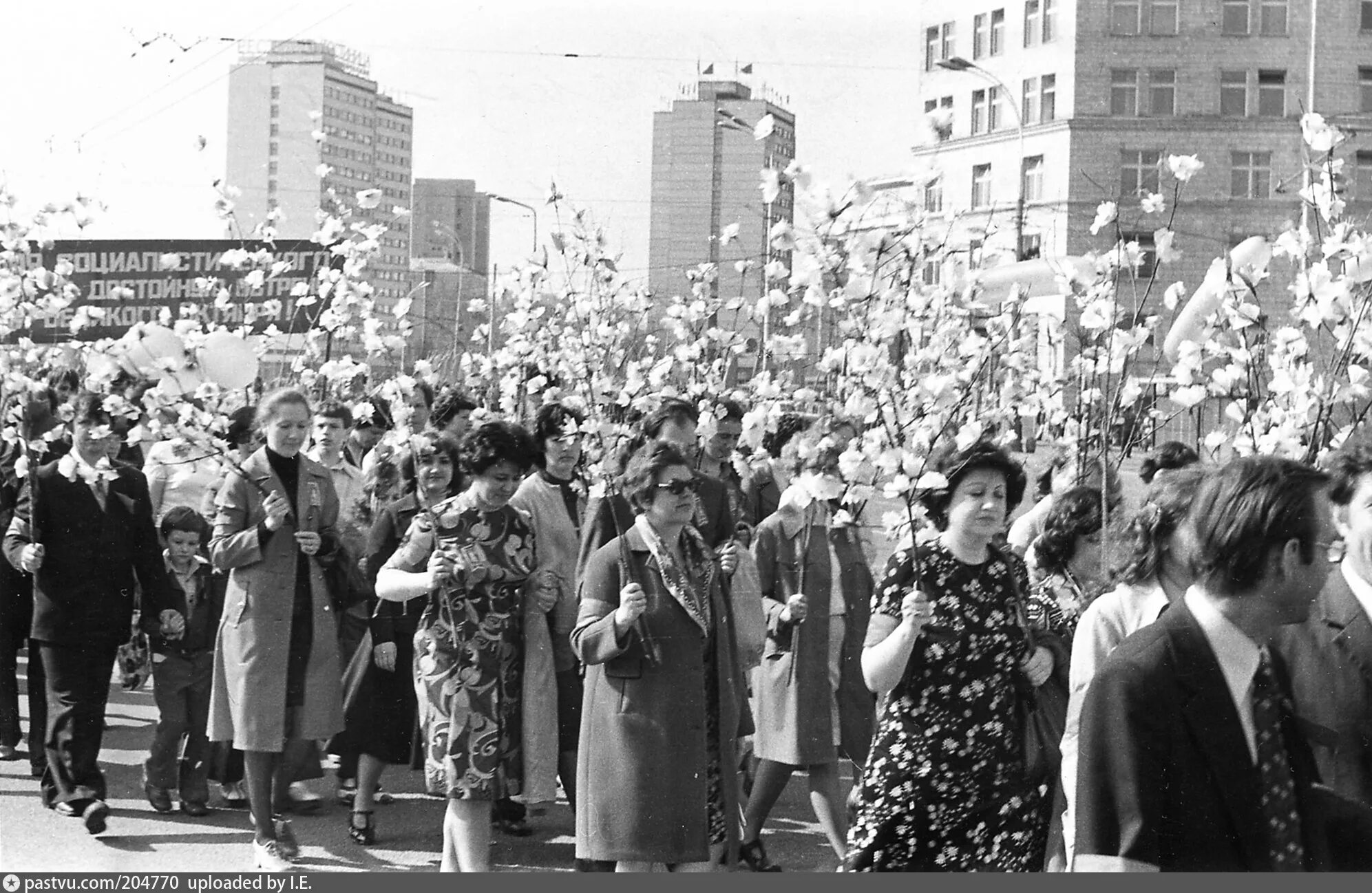 Фото 1 мая ссср. Демонстрация 1 мая в СССР. Первомайская демонстрация 1977. Первомайская демонстрация в СССР 70е Воронеж. Демонстрация трудящихся 1 мая СССР.