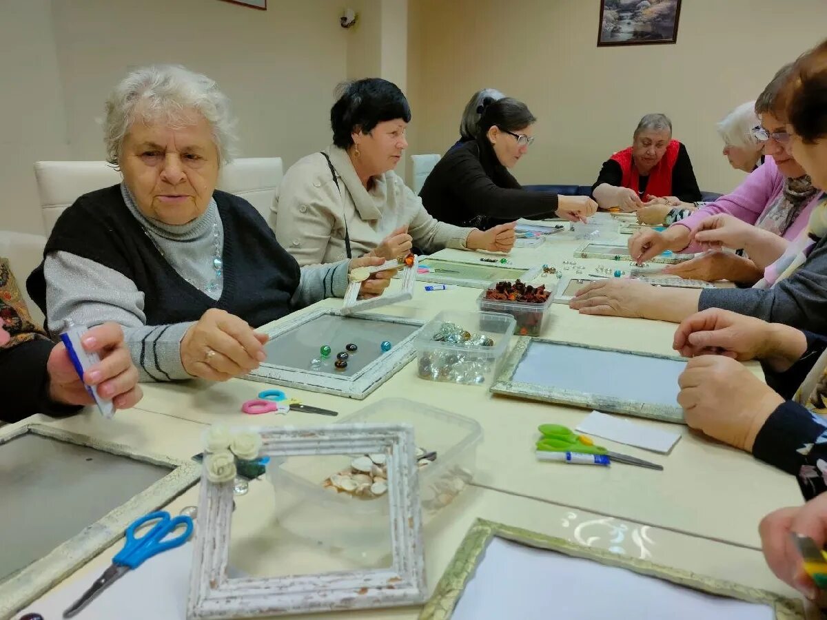 Старость. Посещение домов престарелых. Открытка ко дню пожилого человека. С днем пожилого человека картинки. День пожилых посещение на дому.