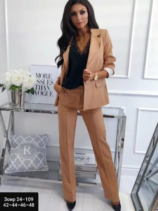 Летний брючный костюм женский. Синий костюм женский. Костюм брючный 1103 nadin. Ярко розовый костюм женский брючный. Летние брючные костюмы для женщин.