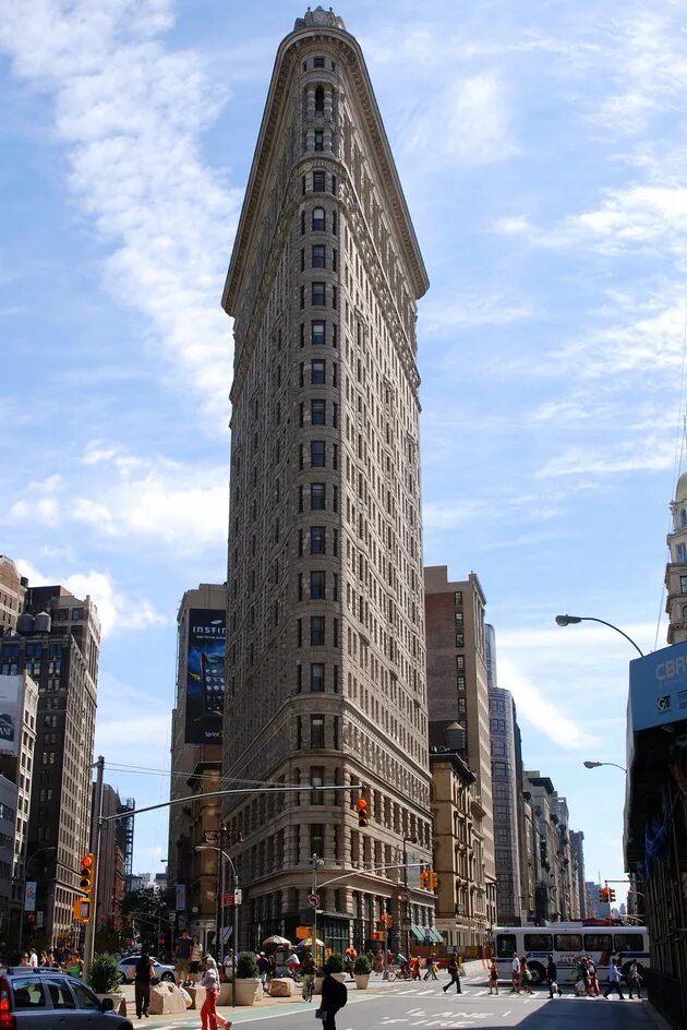 Самый знаменитый дом. Флэтайрон-Билдинг Нью-Йорк. Флэтайрон-Билдинг, Нью-Йорк, США. Небоскреб Флэтайрон-Билдинг в Нью-Йорке. Здание Flatiron в Нью-Йорке.