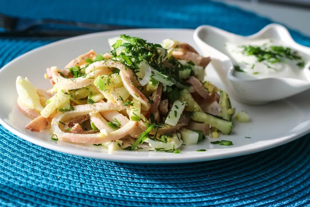 Постные блюда из кальмаров рецепты. Салат с кальмарами. Кальмаровый салат. Салат с кальмаром и огурцом. Простой салат с кальмарами.