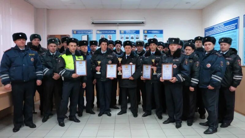 Сотрудники курской Госавтоинспекции провели акцию "Цветы для автоледи"