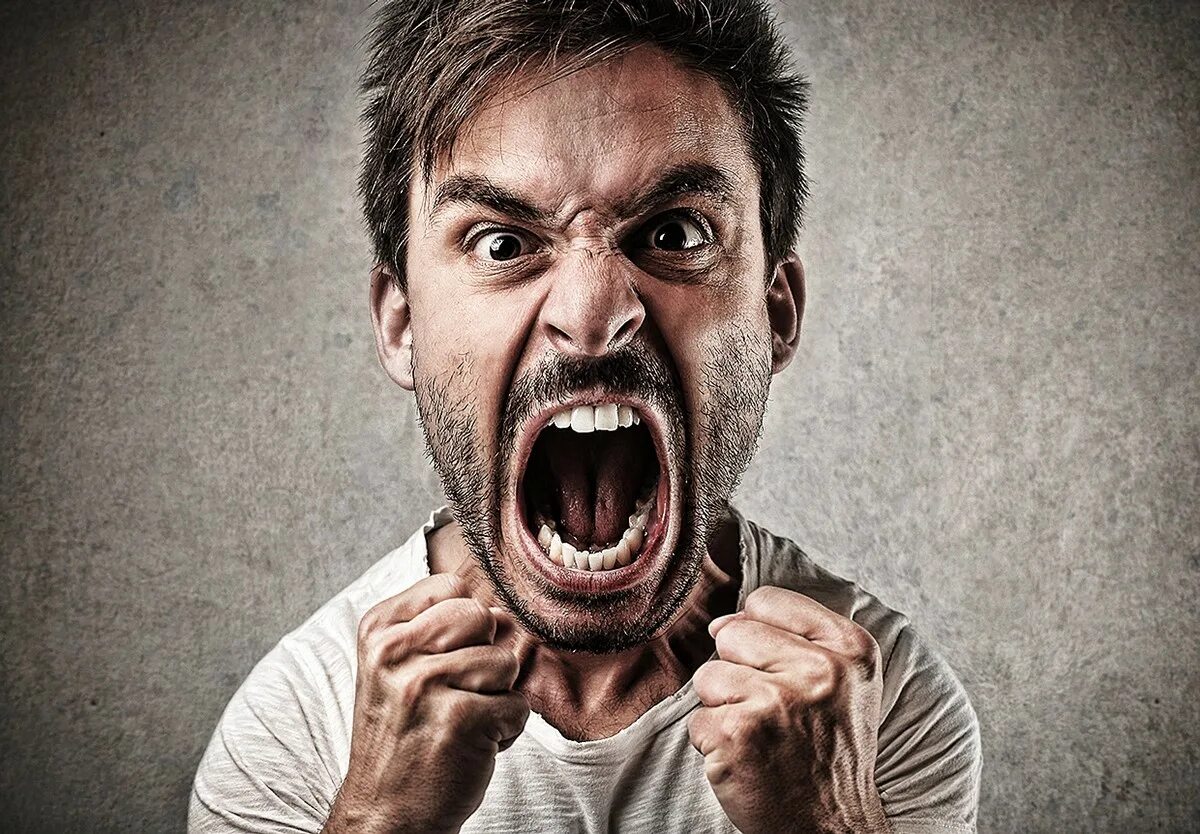Лицо человека искажающееся злобой становится безобразным. Агрессия. Агрессивный человек. Гнев злость. Эмоция злость.