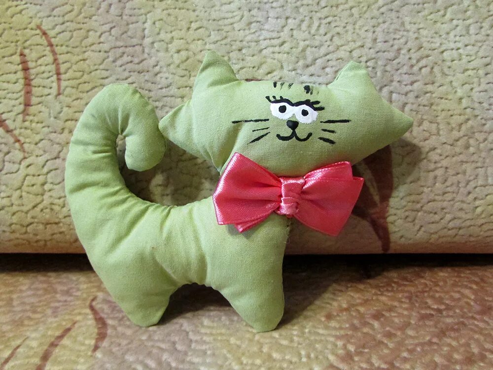 Сшить фото. Мягкие игрушки из ткани. Шить мягкие игрушки своими руками. Мягкая игрушка котик своими руками. Мягкая игрушка кот шитый.