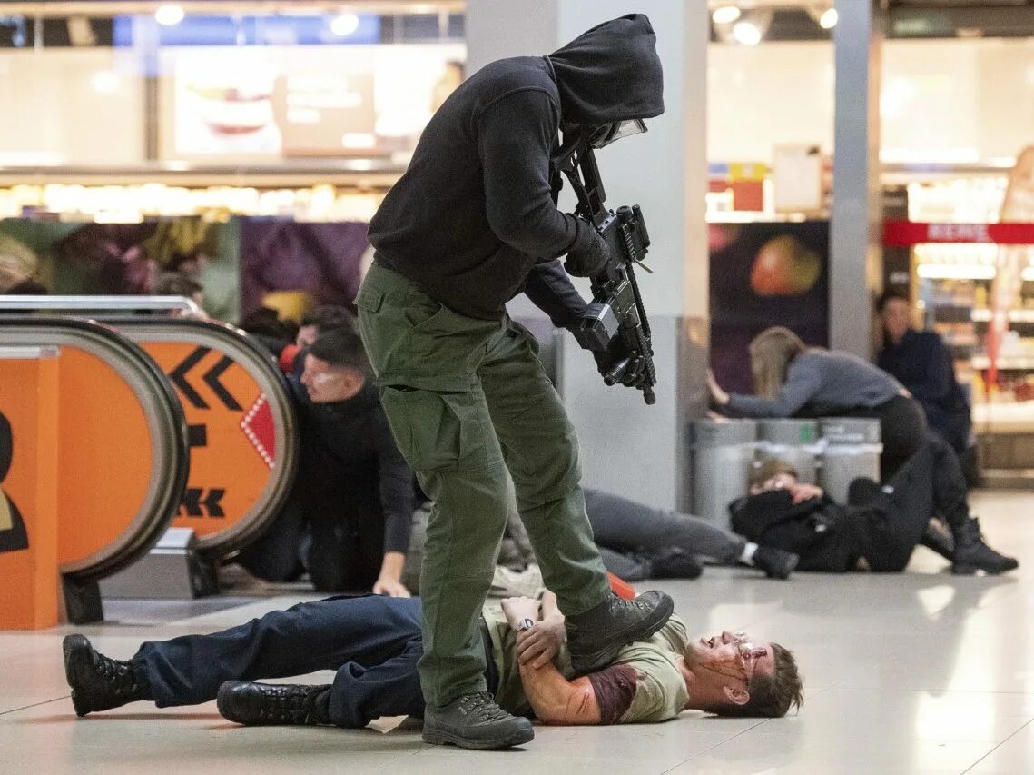 20 23 ноября. Terrorist in Airport. Cologne Airport. Anti terrorism.