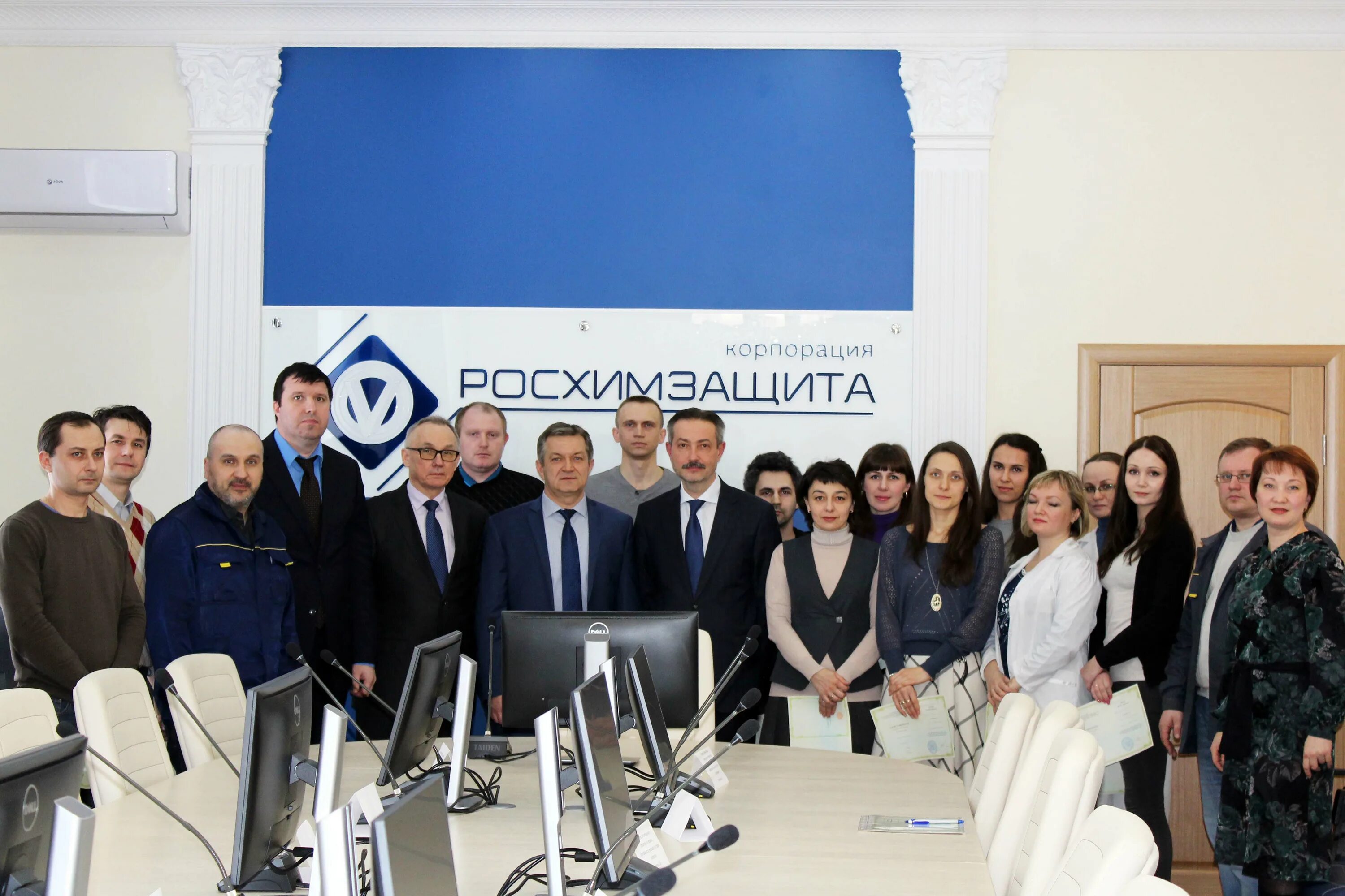 Директор казанской гимназии 175 амина валеева. Фанис нурмухаметов депутат. Казань директор. Директор рафэл казань руководитель. Казань директор.