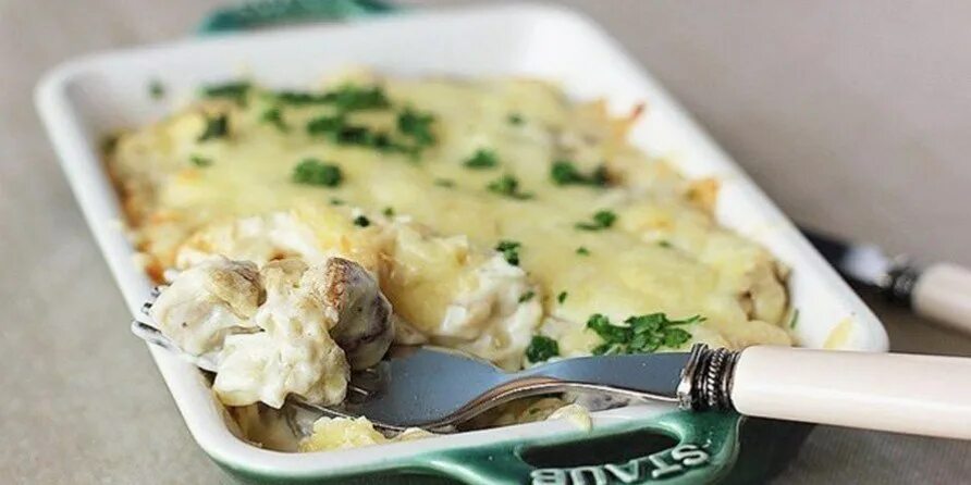Филе в сметане с сыром. Куриное филе с грибами и сыром. куриное филе с грибами в сливках. картошка с куриным филе в сметане. куриное филе с шампиньонами в сметане.