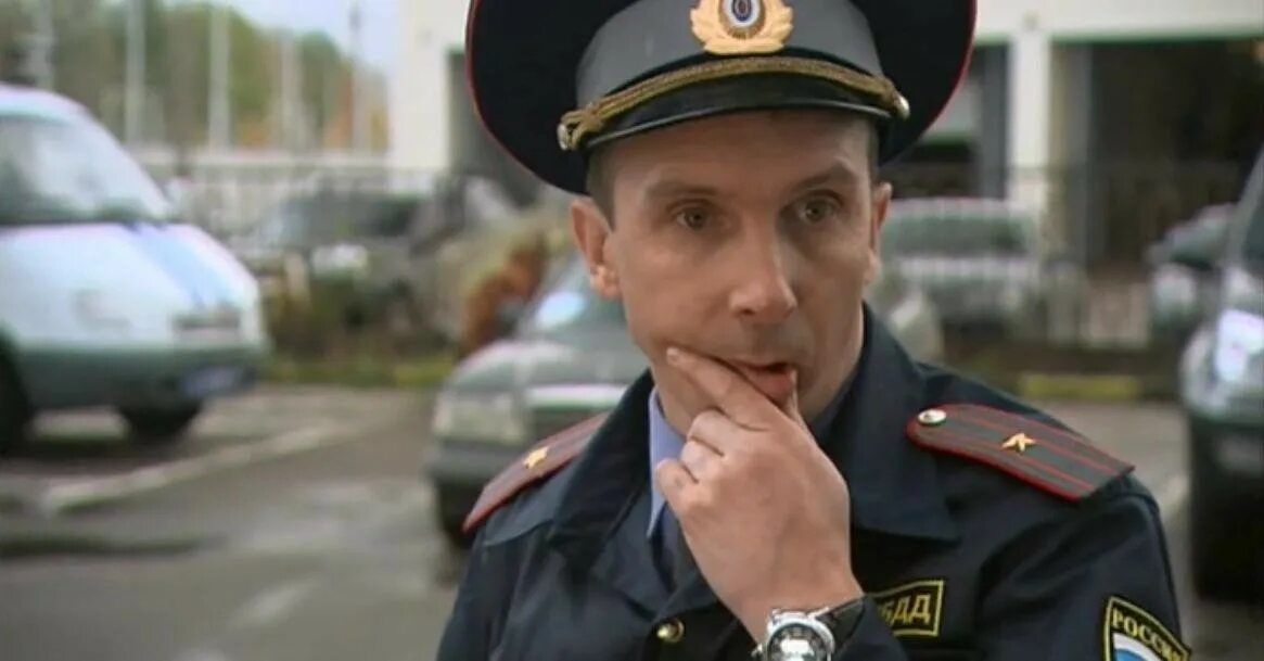 Гаишник улыбается. Лицо гаишника. Инспектор гаи фильм. Полицейский жезл. Лицо гаишника.