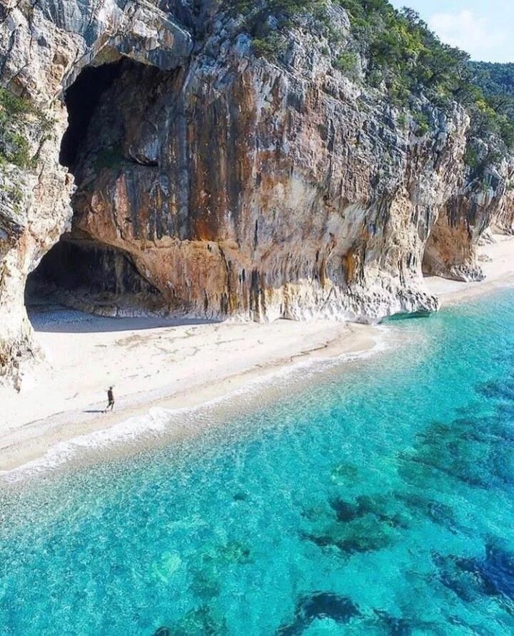 The pink beach in Bermuda is breath taking. Bermuda beaches, Beaches in the worl
