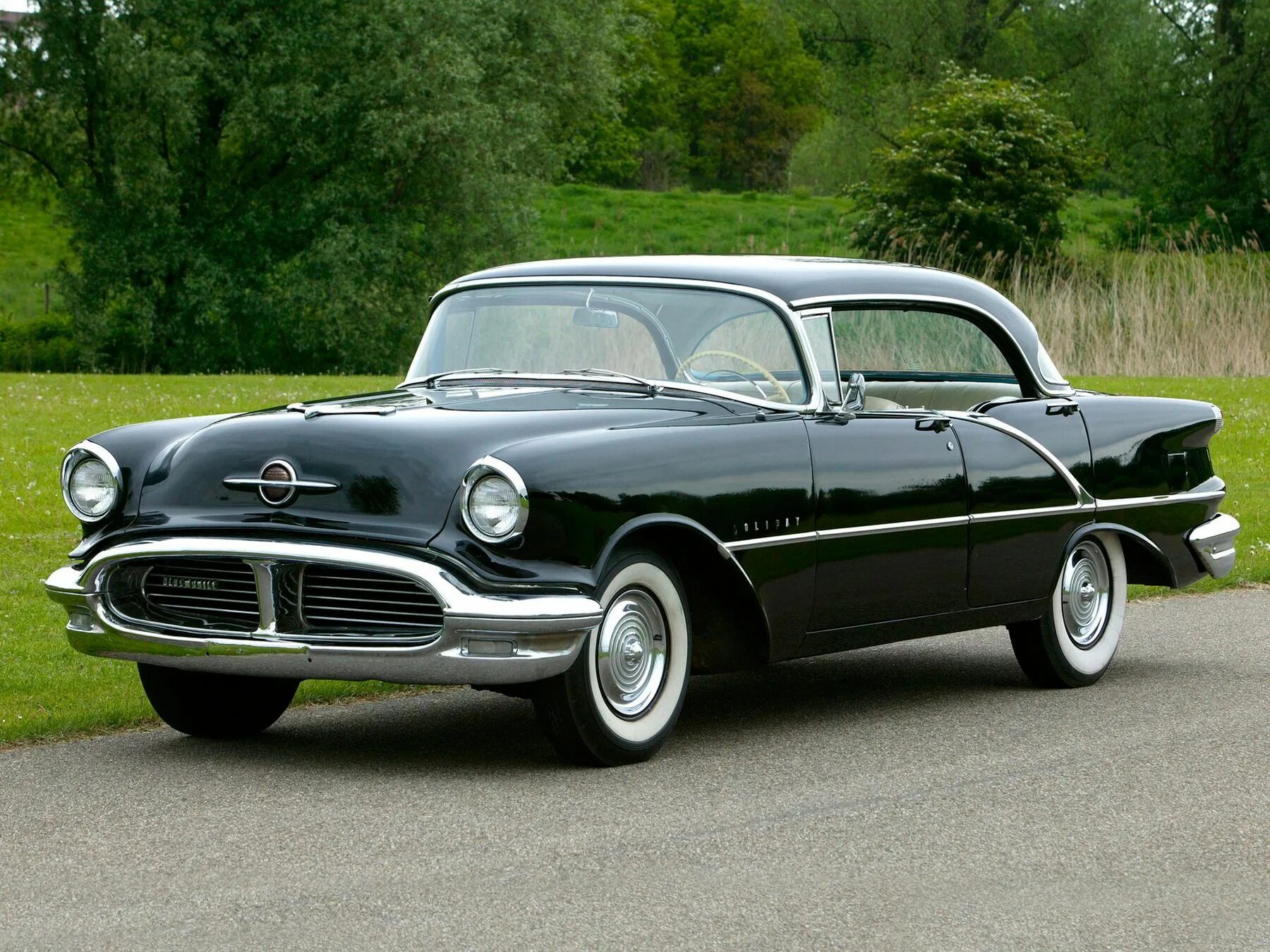 Европейские классические автомобили. Старые иностранные автомобили. Chevrolet bel air 58. Vega машина старая. Олдсмобиль 1942.