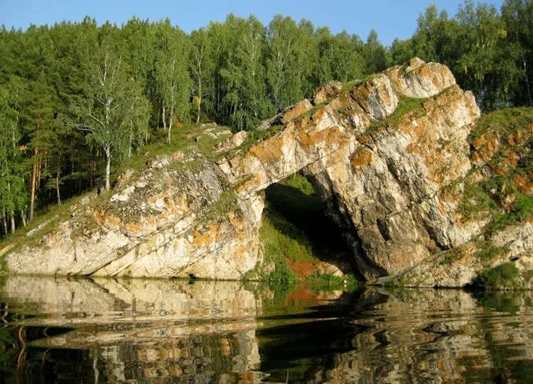 Природные места свердловской области. Скала каменные ворота Каменск-Уральский. Каменные ворота Исеть. Каменные ворота на реке Исеть. Урал Каменск Уральский каменные ворота.