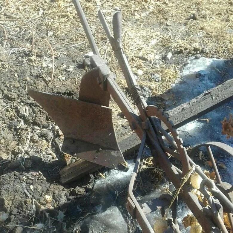 Под плуг. Плуг фискарс конский. конный оборотный плуг. конный оборотный плуг по-23. конский плуг для мотоблока.