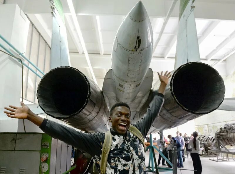 Вмятины в корпусе у космических летательных аппаратов. Корпус летательного аппарата. Центр dryden в космосе. Летатлин летающий аппарат. Ка-137 беспилотный летательный аппарат.