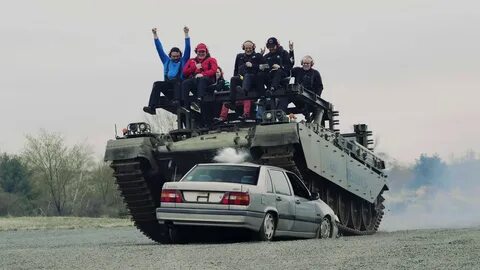 Танк давит машину