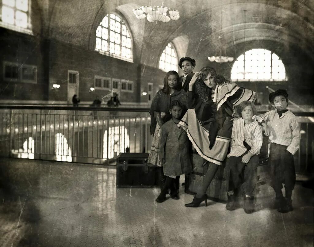 Ellis island. Остров Эллис иммигранты. Остров Эллис 1920-е. Иммигранты старые фото. Остров Эллис база иммигрантов.