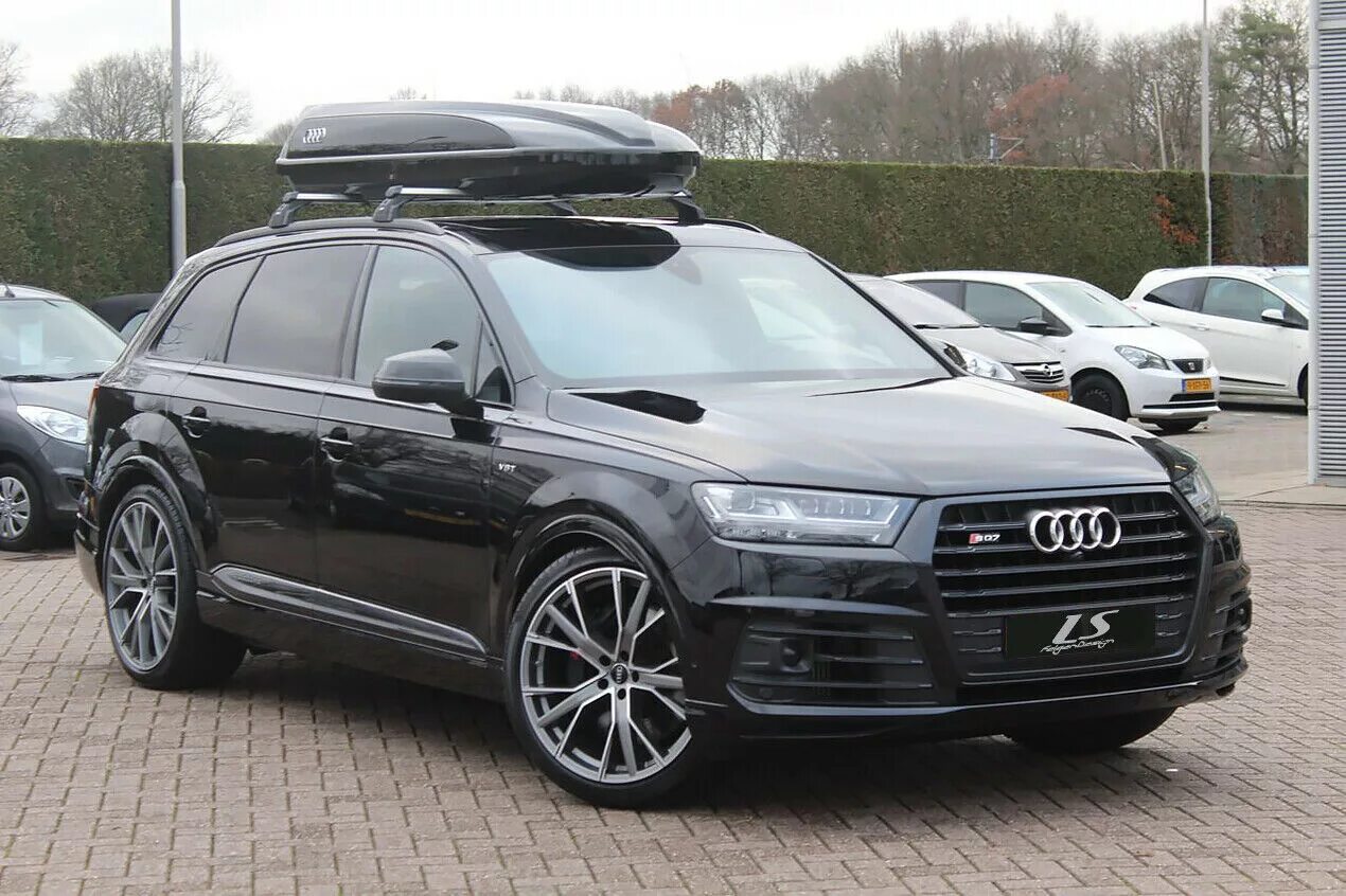 Диски q7 4m. Audi q7 4m. Audi q7 22. Ауди q7 r22. Audi q7 r21 Black.