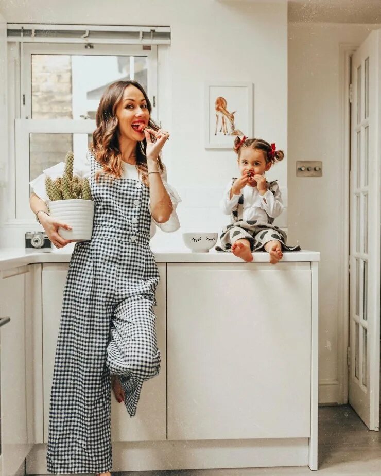 Мама итальянка. Красивые итальянские мамы. Бьянка балти дети. Бьянка балти с мамой. Мама итальянка.