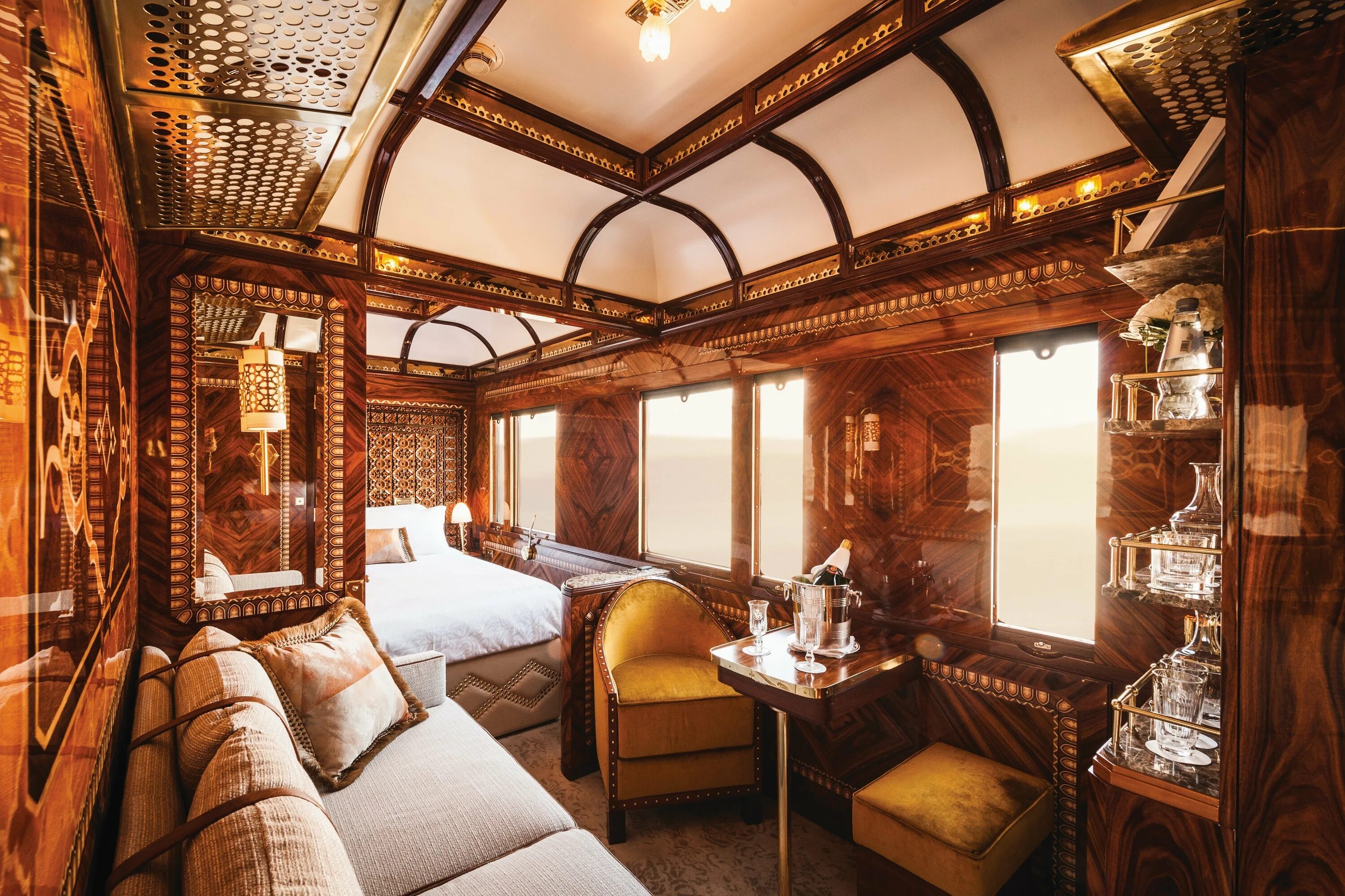 Venice Simplon-Orient-Express Восточный экспресс. Belmond Venice Simplon-Orient-Express. Легендарный поезд Venice Simplon-Orient-Express. Venice Simplon-Orient Express поезд.