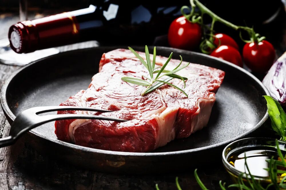 Баранье вино. Стейк и вино. стейк с красным вином. жареное мясо и вино. говядина с вином.