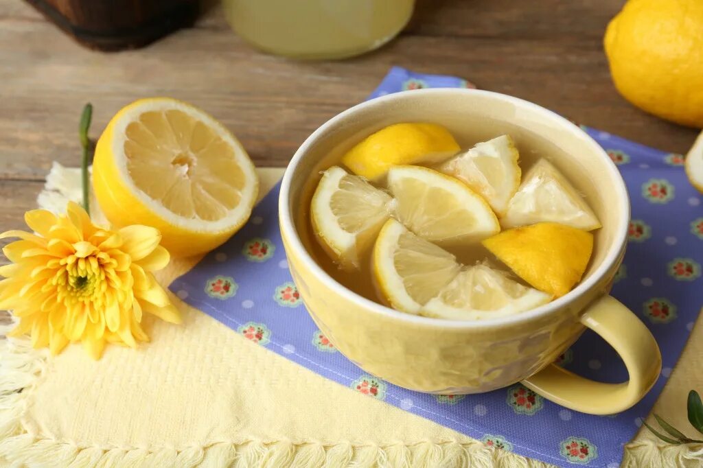 Как отмыть лимон. Натюрморт с лимоном. Сервировка с лимонами. Режем лимон для сервировки. Очищенный лимон.