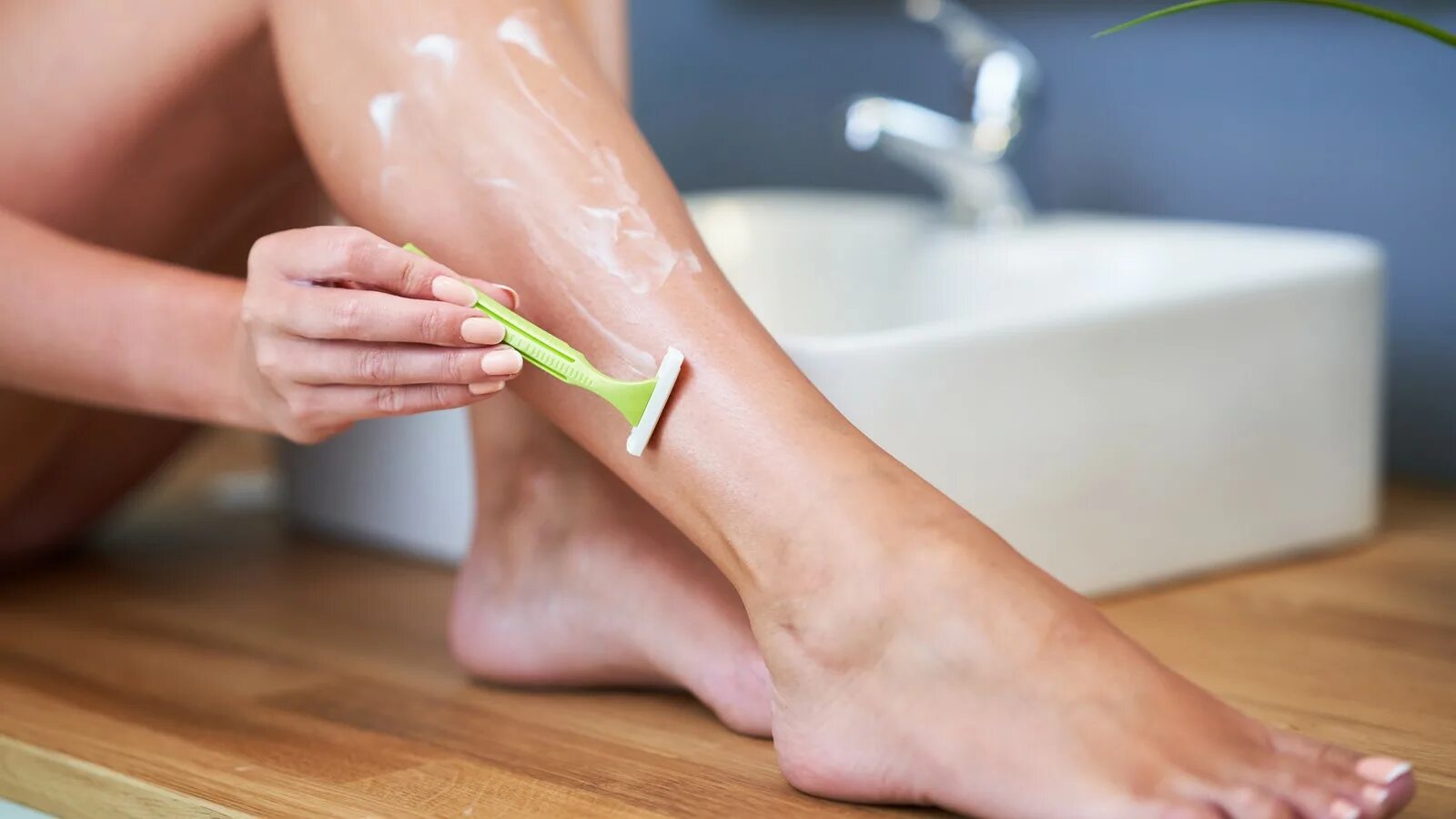 Жена бреется. Девушка бреет ноги. Бритья для женщин. Женщина бреется. Девушка бреет.
