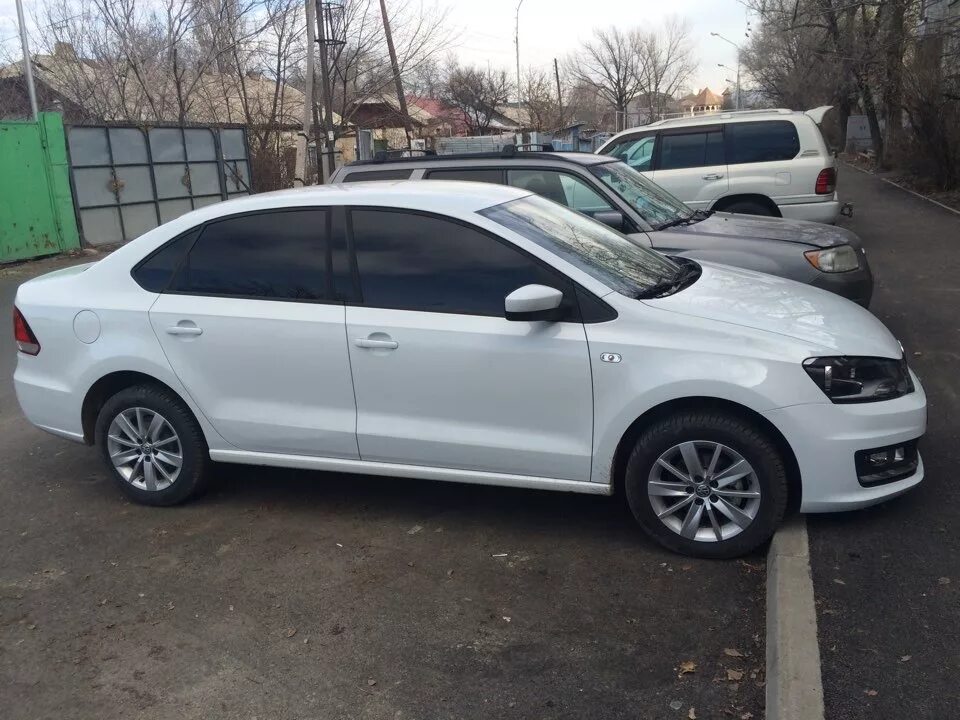 Поло 16. Белая vw polo r16. Фольксваген поло r16. Volkswagen polo sedan r16. Volkswagen polo sedan r16.