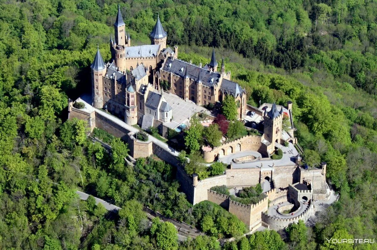 Известный средневековый замок. Замок-крепость Гогенцоллерн, Германия. Замок Хохензоллерн Бург Германия. Замок Гогенцоллерн Штутгарт. Замок Гогенцоллерн (Burg Hohenzollern), Германия.