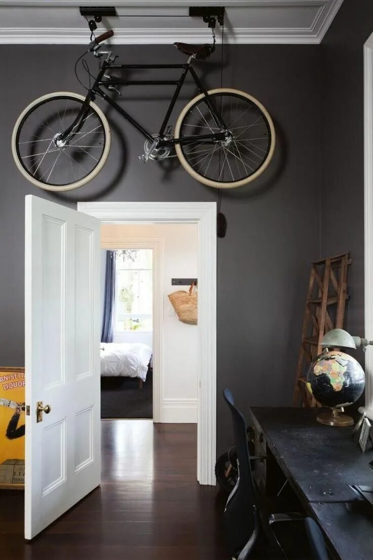 Велосипед в маленькой квартире. Велосипеды на стене в коридоре. Хранение велосипедов. Велосипед в прихожей.