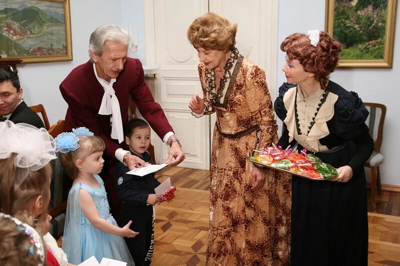 Дом мадам тупиковой екатеринбург. Елка в доме тупиковой. Елка в доме тупиковой 2020. Святки в доме тупиковой. Елка у тупиковой.