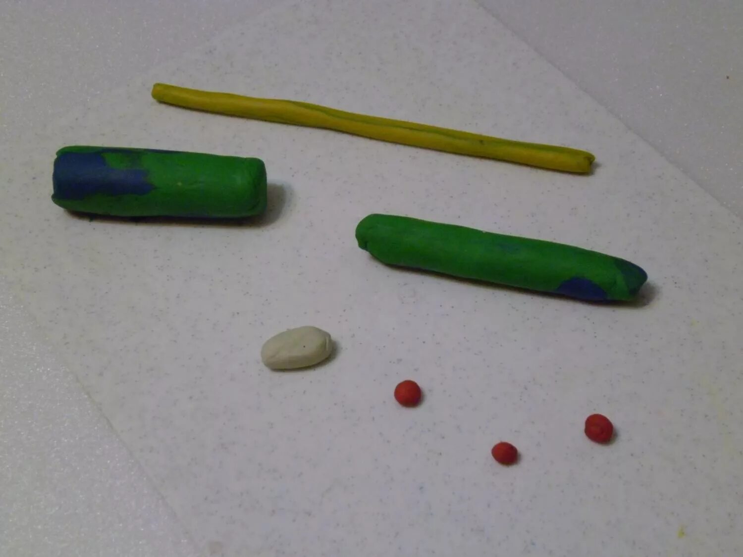 из желтого пластилина. зеленый пластилин. роза из пластилина. как сделать зелено желтый пластилин. лепка из пластилина желтый и голубой.