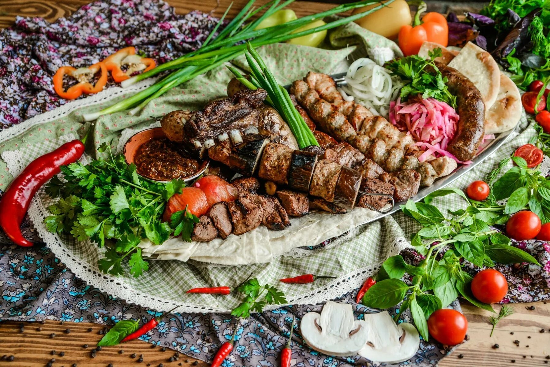 Кавказская кухня в москве. Национальная кухня армении хоровац. национальная еда в армении хоровац. кавказская кухня. армянская национальная кухня шашлык.
