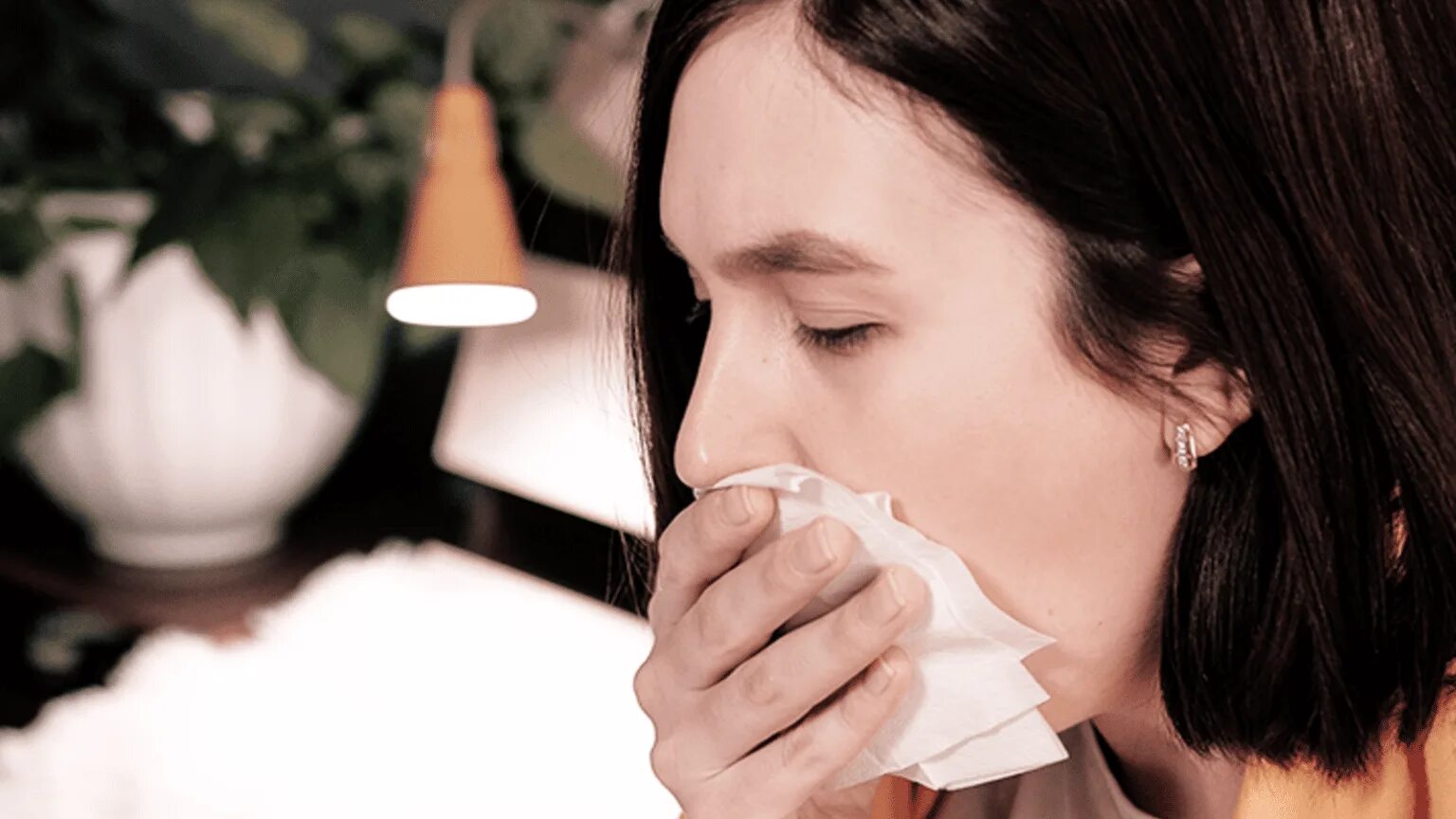 Увеличение заболевших. Женщины с тряпочкой во рту. Фетиш на кашель. Девушки кашляют (видео). Позы облегчающие отхождение мокроты.